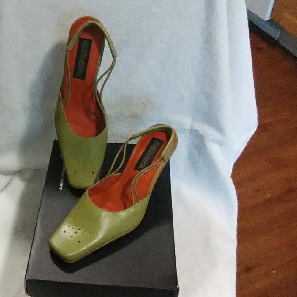 Olive low heels with strap